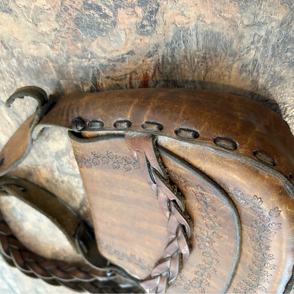 Vintage Leather Tooled Leaf Pattern Shoulder Bag … - image 6